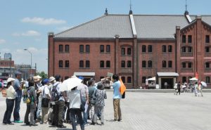 赤レンガ倉庫で学芸員の解説を聞く参加者