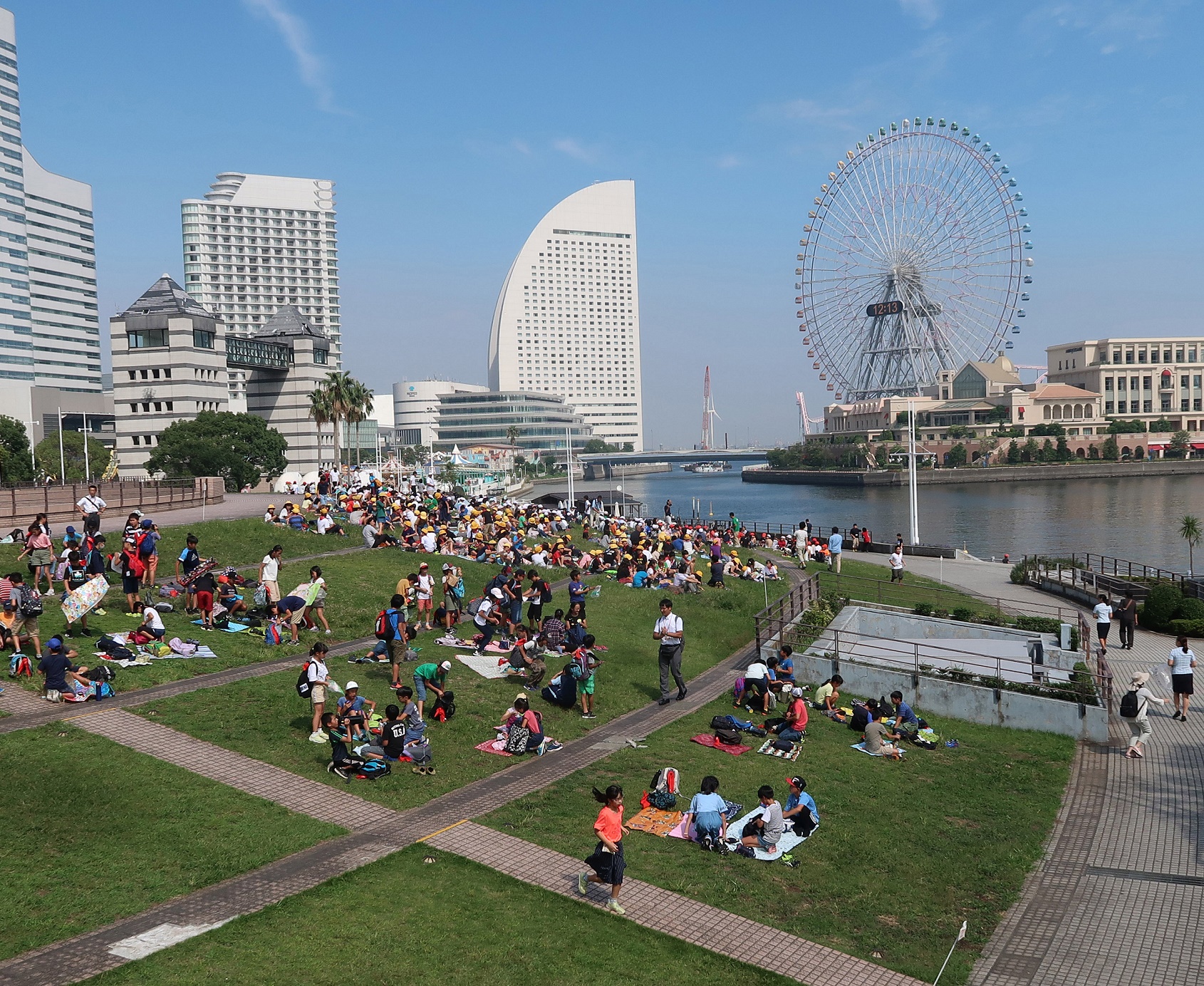 吹奏楽・芝生でのお弁当の様子